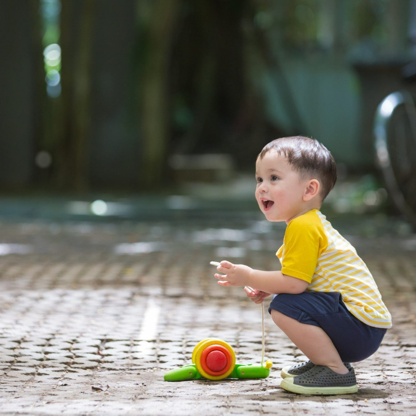 Pull along Snail, glide through the floor!