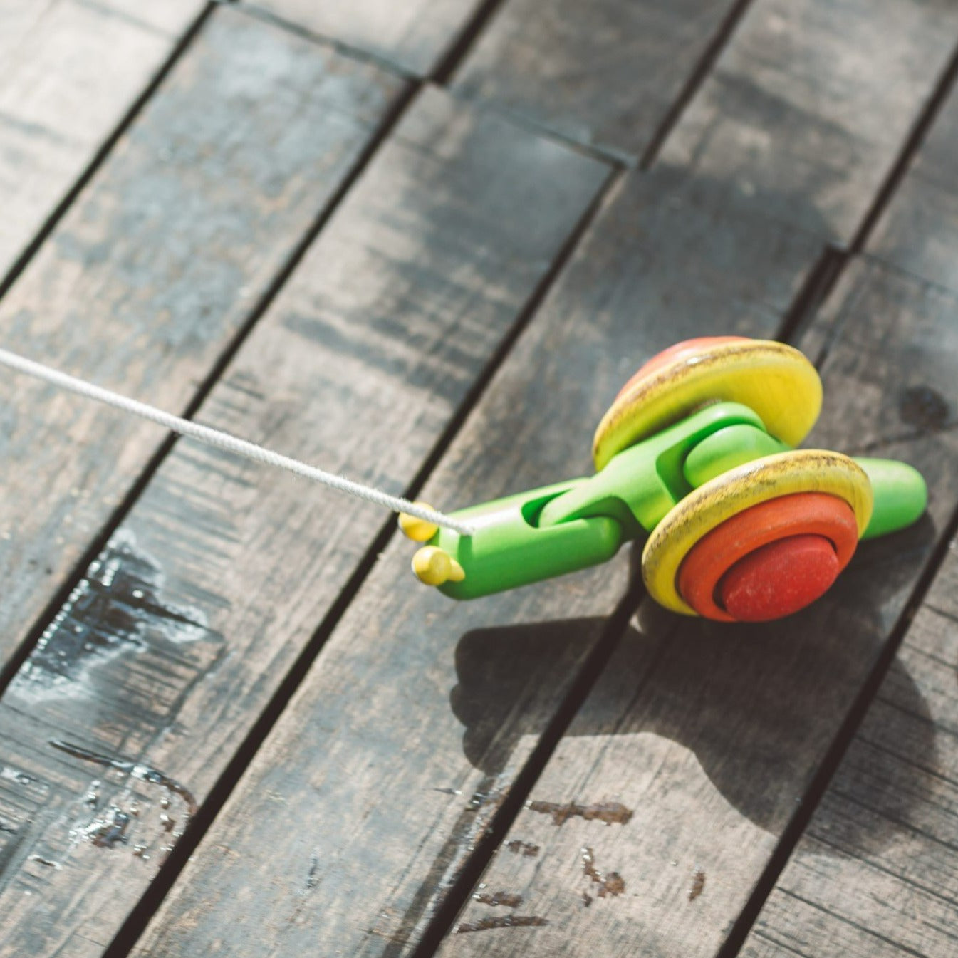 Pull along Snail, glide through the floor!