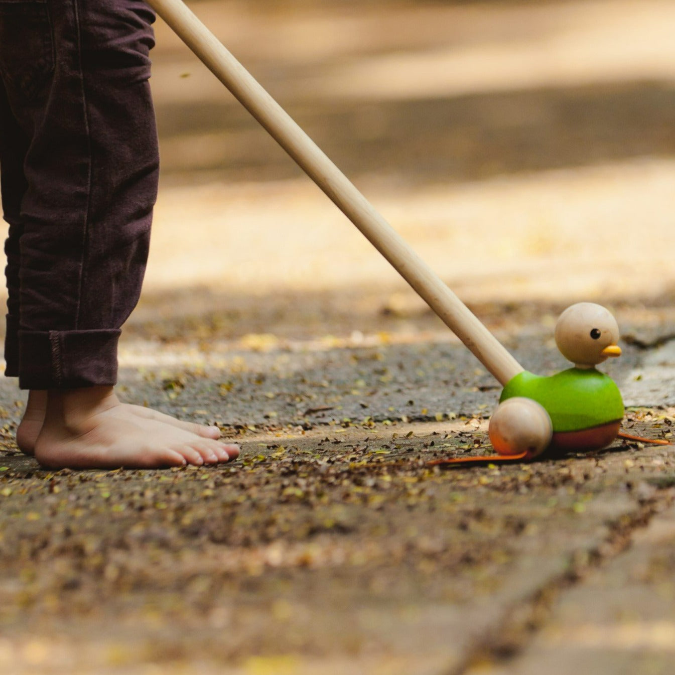 When pushed, duck makes a realistic flip-flop with its feet. Duck feet are made from natural rubber sheet and easy to clean up.