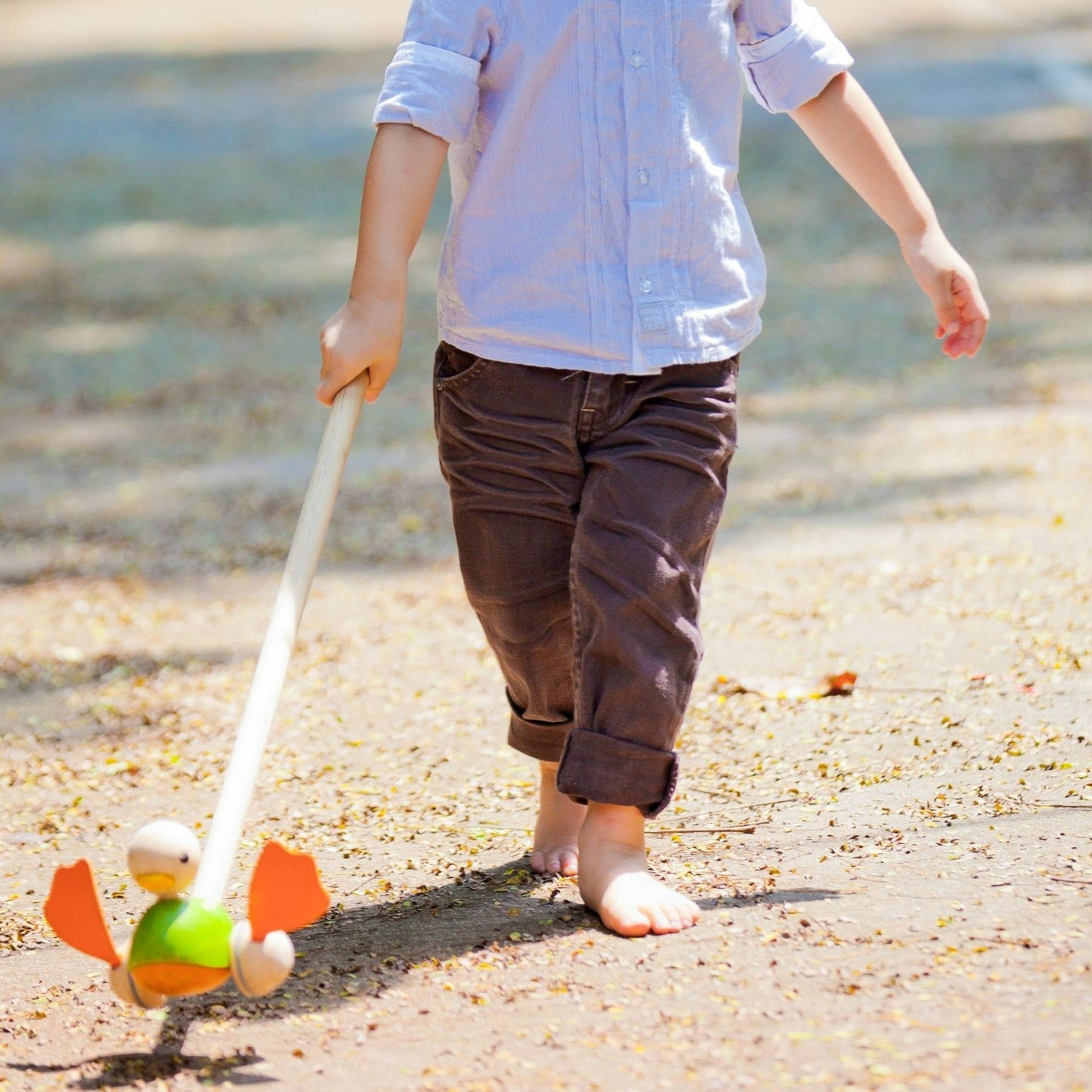 When pushed, duck makes a realistic flip-flop with its feet. Duck feet are made from natural rubber sheet and easy to clean up.