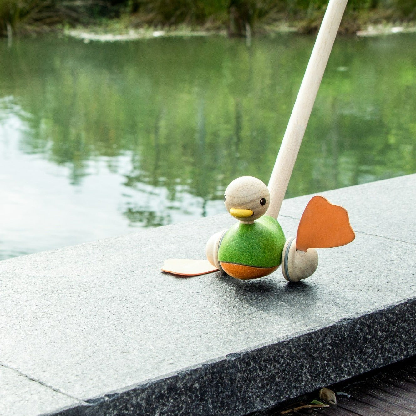 When pushed, duck makes a realistic flip-flop with its feet. Duck feet are made from natural rubber sheet and easy to clean up.