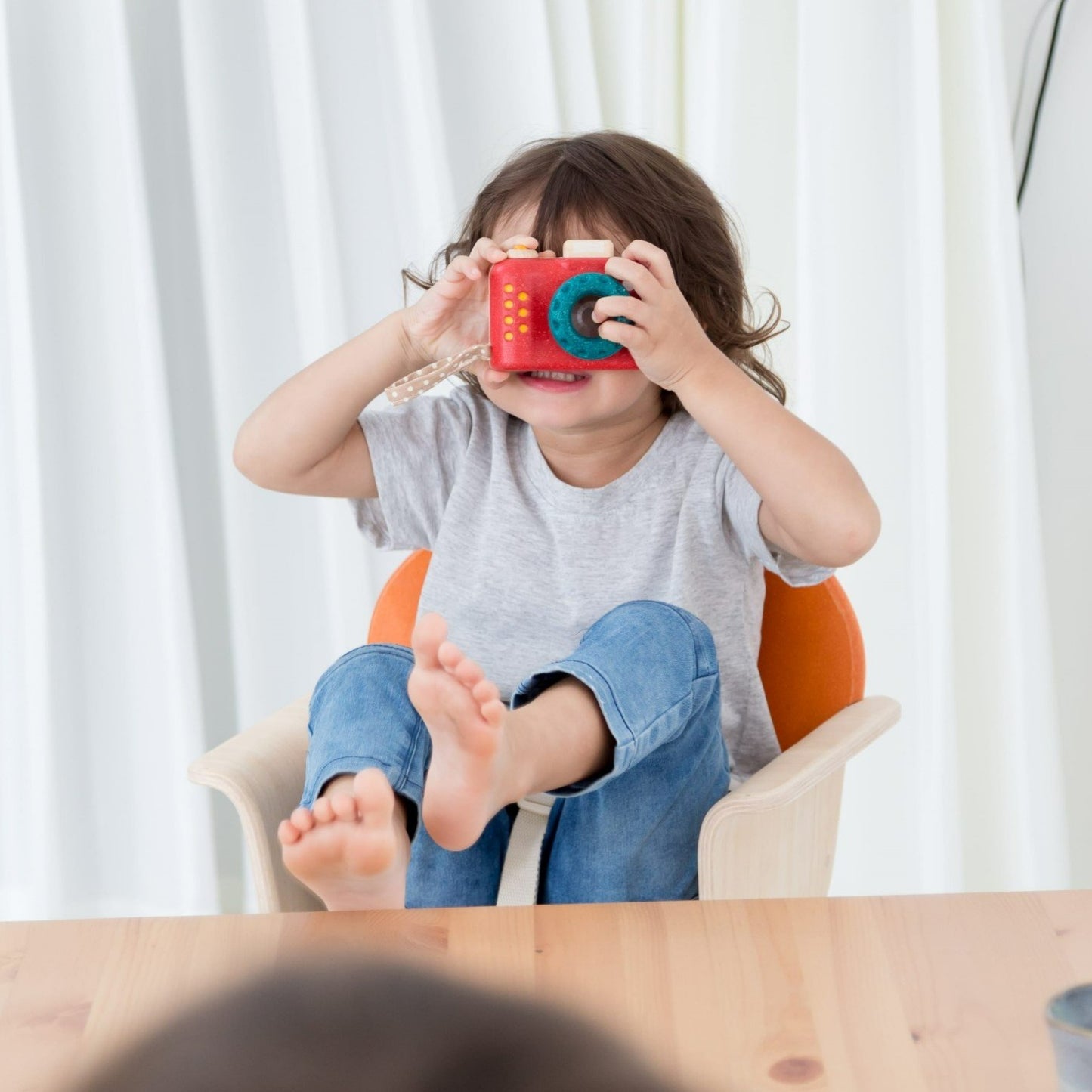 The My First Camera is crafted with PlanWood(TM) a PlanToys material made from surplus sawdust that results in a more flexible water-resistant wood and is pigmented with water-based and natural dyes that are free from harmful chemicals.
